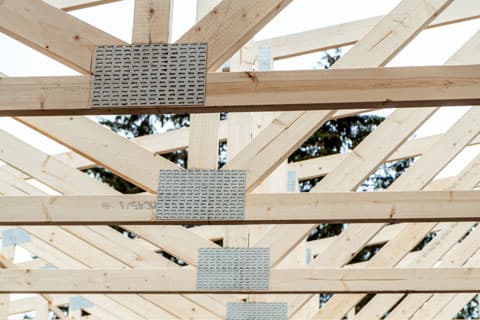 <p data-block-key="kztoo">Seurantakohteemme on nyt harjassa, mutta ei vielä sateelta tai tuulelta suojassa. Talvi on tulossa, mutta talvi on hyvää aikaa rakentaa.</p>