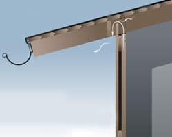 <p data-block-key="bkp9y">Pystyverhouksen liittyminen räystääseen. Ylhäällä oleva lauta ehkäisee pakkaslumen tuiskuamisen yläpohjarakenteisiin tuuletusraon kautta.</p>