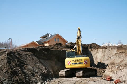 <p data-block-key="ezoeh">Loma-asuntomessujen tontti on kuin tehty maan sisään jäävälle korsusaunalle. Työt alkoivat kaivinkoneen maasiirtourakkana. (Kuva: Raimo Suomela, Lappeenrannan kaupunki)</p>