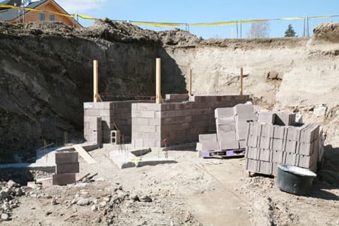 <p data-block-key="5q7jy">Korsusaunan ympärille naamioitiin alkuperäispiirustuksista poiketen holvikaarirakenne, jotta raakatukit eivät lahostu maassa. (Kuva: Raimo Suomela, Lappeenrannan kaupunki)</p>