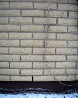 <p data-block-key="ssgom">Epätasaisen painuman aiheuttama halkeama tiiliseinässä.</p>