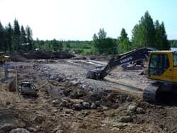 <p data-block-key="atlu9">Rakennuksen pohjan kaivutöiden jälkeen sokkelilinjat täytetään vähintään 200 mm:n sorakerroksella.</p>