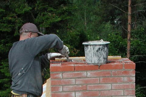 <p data-block-key="yv62g">Tiilipiipun kylmän yläosan vauriot korjataan yleensä purkamalla vaurioituneet osat pois ja muuraamalla yläosa uusista, säänkestävistä reikätiilistä.</p>