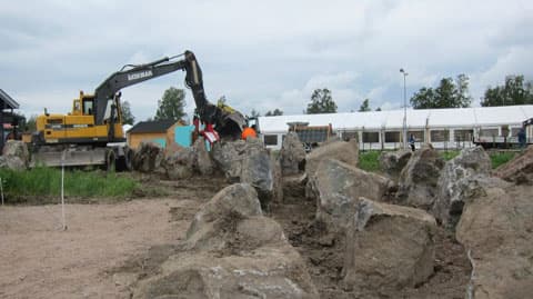 <p data-block-key="8qinj">Salpalinjaa rakennetaan korsusaunan yläpuolelle loma-asuntomessualueella kesäkuussa. (kuva: Satu Evilampi / Rakentaja.fi)</p>