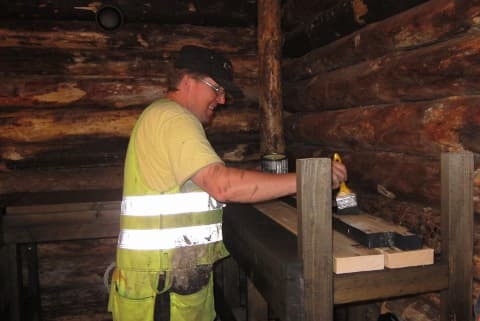 <p data-block-key="g0pln">Korsusaunan viimeistelytöitä kesäkuussa viikko ennen Loma-asuntomessujen avautumista. (kuva: Satu Evilampi / Rakentaja.fi)</p>