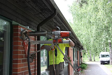 <p data-block-key="yxuv9">Korvausilmaventtiileille tehtiin uudet reiät tiiliseinään. Timanttiporaus sujui vaivatta ja nopeasti.</p>