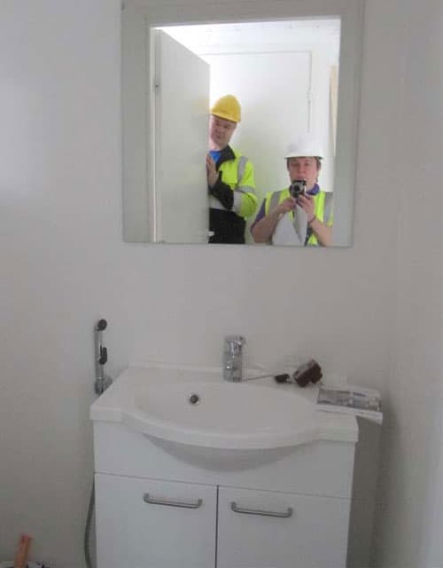 <p data-block-key="feez5">Tutkinnon suorittaja Hannu Nuttunen, Novart Oy ja Anne Kumpulainen, Työtehoseura tarkastavat asennusta kosteissa tiloissa.</p>