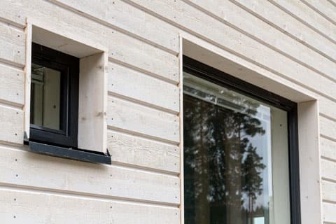 <p data-block-key="k5qpv">Rakennuttajaperhe tuli tulevan kotinsa ikkunoiden kanssa hyvin tutuksi, kun karmeihin alkoi pakkasten kiristyessä kertyä kosteutta ja sitä piti käydä kuivaamassa sisätilojen puolelta.</p>