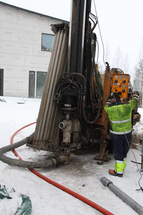 Lämpökaivon asennusta talvella.