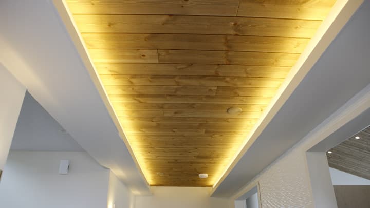 <p data-block-key="w958o">Puuta voi korostaa myös katon yksityiskohtana.</p>