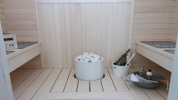 <p data-block-key="weebx">Panelointisuunnan vaihtelulla tuodaan piristystä muuten vaaleaan saunaan.</p>