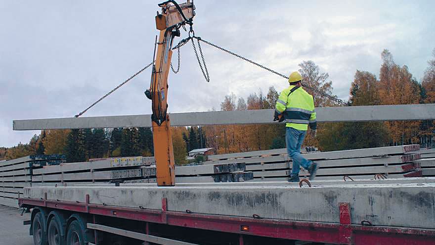 Valmiita teräsbetonipaaluja käytettäväksi