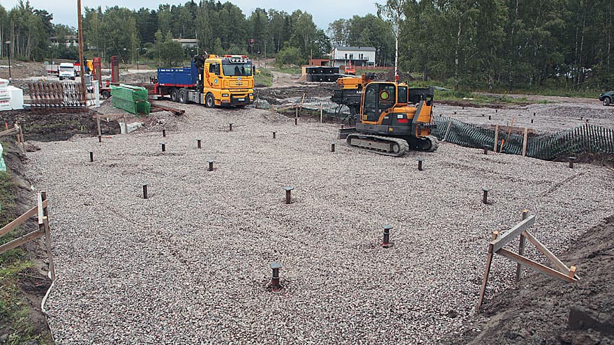 <p data-block-key="9vhzx">Teräspaalujen asennuskalusto</p>