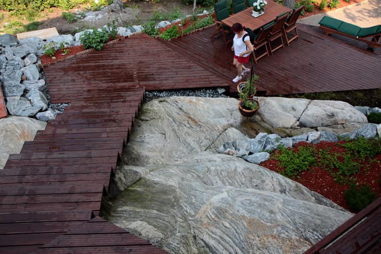 <p data-block-key="4t7cl">Terassit sekä patiot voidaan rakentaa mukailemaan ympäröivää maisemaa. Lämpökäsitelty mänty.</p>