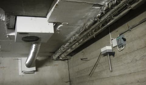 <p data-block-key="4hgl4">Monen omakotitalon alapohjaan on asennettu VELCO APT -laitteisto. Asennustyö ei ole pääsääntöisesti hankalaa eikä edes kallista, mutta työ vaatii kuitenkin sähköasennuksen / sähkömiehen. Muutamalla tuhannella eurolla on päästy eroon kauan vaivanneesta ongelmasta.</p>