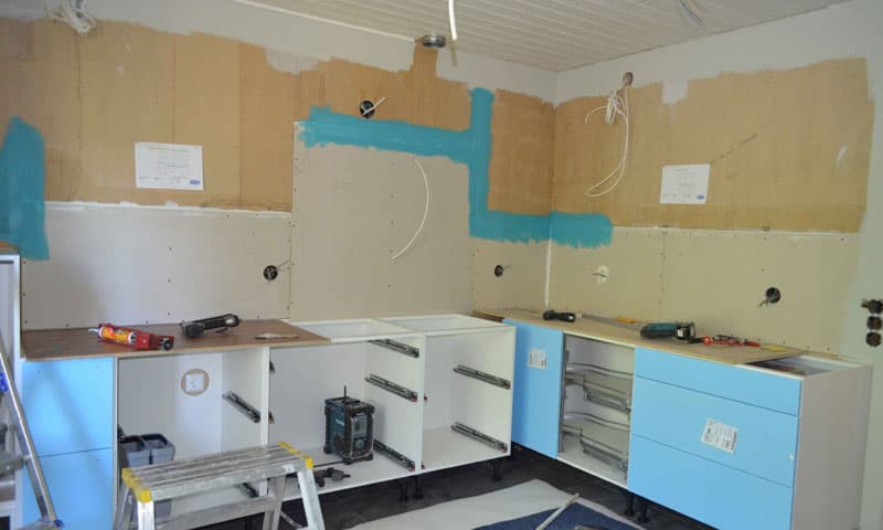 <p data-block-key="futrm">Keittiön nurkka remontissa.</p>