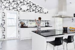 <p data-block-key="gatui">Keittiöstä haluttiin koko talon sydän. Onnistunut kokonaisuus suunniteltiin yhdessä Puustellin kanssa.</p>