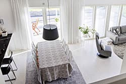 <p data-block-key="raudj">Yläkerran tasanteelta avautuu hulppeat näkymät alakerran oleskelutiloihin. Keittiö, ruokailutila ja olohuone muodostavat viihtyisän, yhtenäisen tilan.</p>