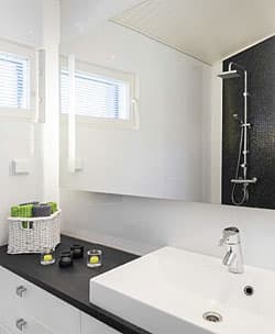 <p data-block-key="ezehm">Wc:n tumma taso luo tyylikkään kotrastin valkoisille laatoille ja kaapin oville.</p>