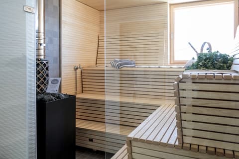 <p data-block-key="z835q">Tilavaan saunaan lämpöä tuo komea kiuas. Lisää tilantuntua tuo lasiseinä.</p>