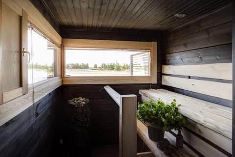 <p data-block-key="hdv4p">Tummaa ja vaaleaa on yhdistetty Villa Merenguen rantasaunassa.</p>