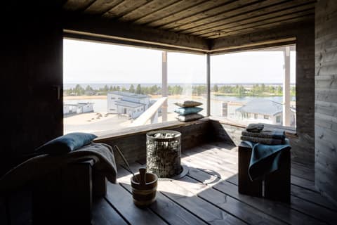 <p data-block-key="lih68">Saunasta näkyy kauas merelle. Tumma sauna on kodikas ja tunnelmallinen.</p>