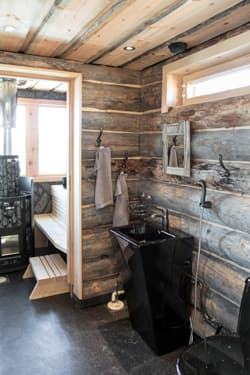 <p data-block-key="h5wbs">Joutsenlammen rantasauna on rohkeasti erilainen.</p>