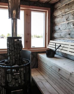 <p data-block-key="ompq8">Lauteet on sijoitettu kahdelle seinälle, jolloin saunojat voivat keskustella helposti kasvokkain.</p>