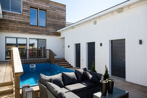 <p data-block-key="kz23b">Suljetulle sisäpihalle on rakennettu uima-allas. Klikkaamalla kuvaa näet sen suurempana.</p>