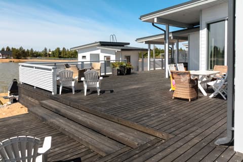 <p data-block-key="nf3ae">Laaja terassi antaa monia mahdollisuuksia. Klikkaa kuvaa niin näet sen suurempana.</p>