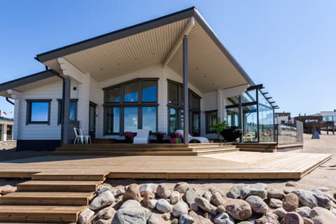 <p data-block-key="goyb1">Nuunan terassilla pääsee nauttimaan auringosta koko päivän. Klikkaamalla kuvaa näet sen suurempana.</p>