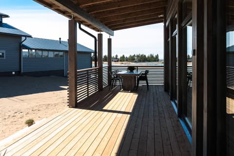 <p data-block-key="m4jdx">Komea terassi jatkuu yhtenäisenä päärakennuksesta saunarakennukseen asti.</p>