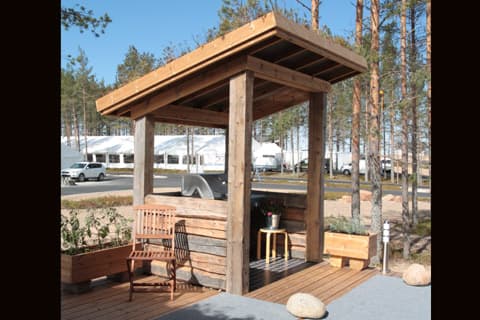 <p data-block-key="3z5wz">Kesäkeittiö on toteutettu hirrestä. Klikkaa kuvaa niin näet sen suurempana.</p>