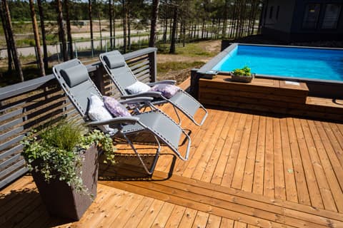 <p data-block-key="szx9a">Särkäntorpan takapihalla pääsee nauttimaan vedestä hirsisessä uima-altaassa.</p>