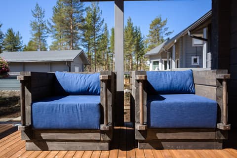 <p data-block-key="lova3">Etuterassilla olevat puutarhatuolit eivät pienestä tuulesta heilahda.</p>