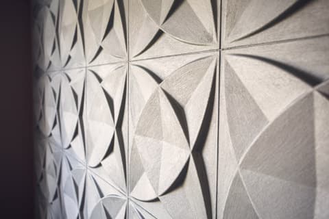 <p data-block-key="m6y3c">Pukeutumishuoneen erikoisuutena on 3D Board Cosmos -seinäpaneelilla tehty tehosteseinä.</p>