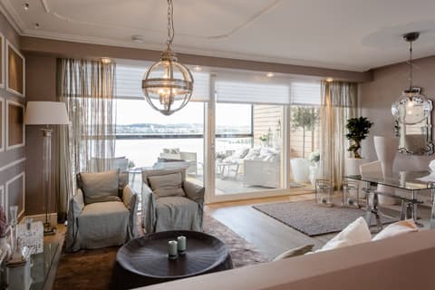 <p data-block-key="tnyv6">Kohdevalaistus on sijoitettu alaslaskettuun kattoon. Oleskelutila on tehty viihtymistä varten. Asunnon parketti on Upofloorin Tammi Kartano silver mist 1-s.</p>