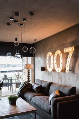 <p data-block-key="2x4o2">Äijä-asunnossa hallitsee tummat sävyt ja nahka.</p>