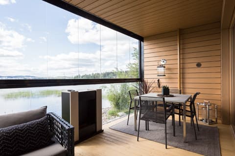 <p data-block-key="492n6">Parveke toimii kesäisin lisähuoneena. Ruokaryhmä sekä sohva mahtuvat mukavasti.</p>