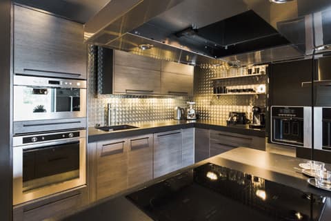 <p data-block-key="jh4aw">Tumma keittiö on Á la Carte -mallistosta. Keittiön erikoisuutena kyynelpelti.</p>