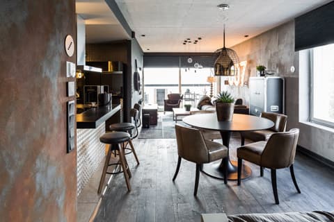 <p data-block-key="yz1gm">Asunto on tummista sävyistään huolimatta valoisa.</p>