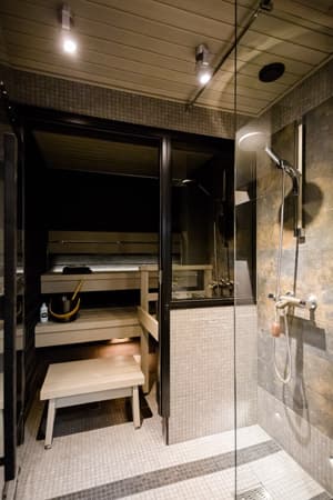 <p data-block-key="pofh1">Muuten tummassa saunassa vaaleat lauteet erottuvat.</p>