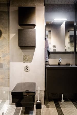 <p data-block-key="p4qj0">Myös wc-tilasta löytyy piktogrammeja hauskana yksityiskohtana.</p>