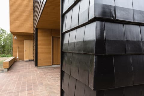 <p data-block-key="rh119">Julkisivussa on käytetty Wienerbergerin Koramic malliston paanumaista kattotiiltä sekä puuta. Pihatiilenä Wienerberger-pihatiili sävyltään ruskeankirjava.</p>