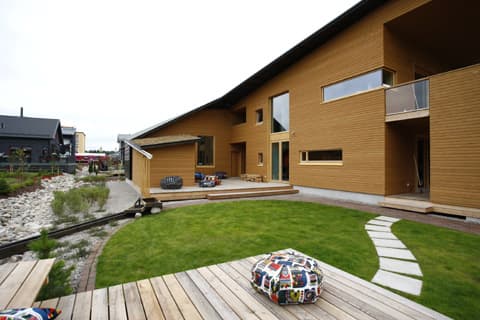 <p data-block-key="8shnx">Kaikki kattovedet johdetaan akveduktia pitkin hulevesiuomaan. Puuverhoustuotteet ovat Siparilalta.</p>