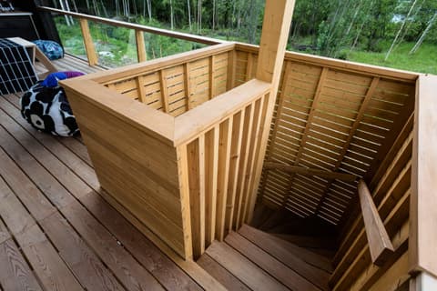 <p data-block-key="8smc4">Terassilta alas laskeutuvat portaat toteutti taitava nuori timpuri. Materiaali portaissa on sama kuin terassissa: Siperian lehtikuusi. Klikkaa kuvaa niin näet sen suurempana.</p>