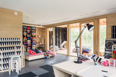 <p data-block-key="v64i7">Alakerran monitoimitila on muutettavissa jopa 3:ksi makuuhuoneeksi.</p>