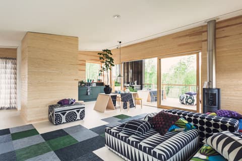 <p data-block-key="v3est">Keittiö sekä olohuone sijoitettiin yläkertaan. Kattoon on asennettu valaisinkisko sekä kohdevalaisimet. Valaisimet ovat Airamin.</p>