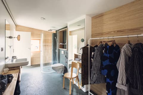 <p data-block-key="a070a">Yläkerran pesuhuone ja vaatehuone ovat samaa tilaa. Tilat on mahdollista jakaa. Klikkaamalla kuvaa näet sen suurempana.</p>