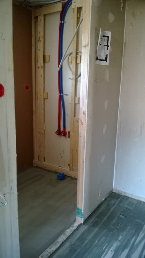 <p data-block-key="uxqqo">Myös kylpyhuoneen lattia on saatu valettua.</p>